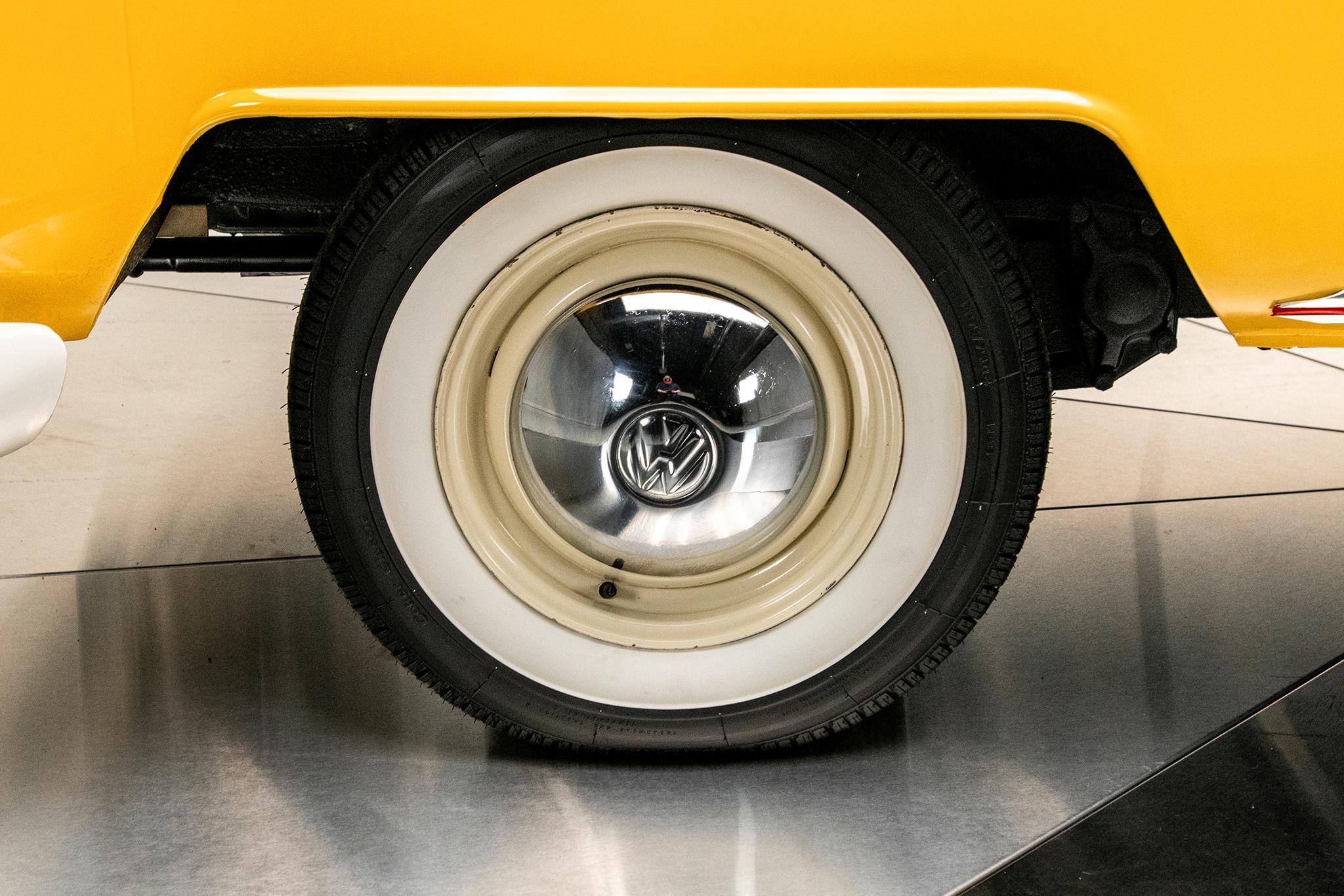 1975 Volkswagen Microbus — view 9