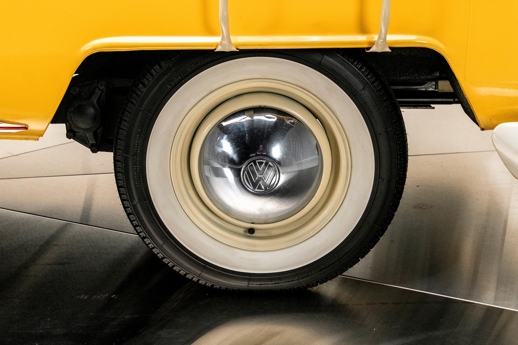 1975 Volkswagen Microbus — view 10