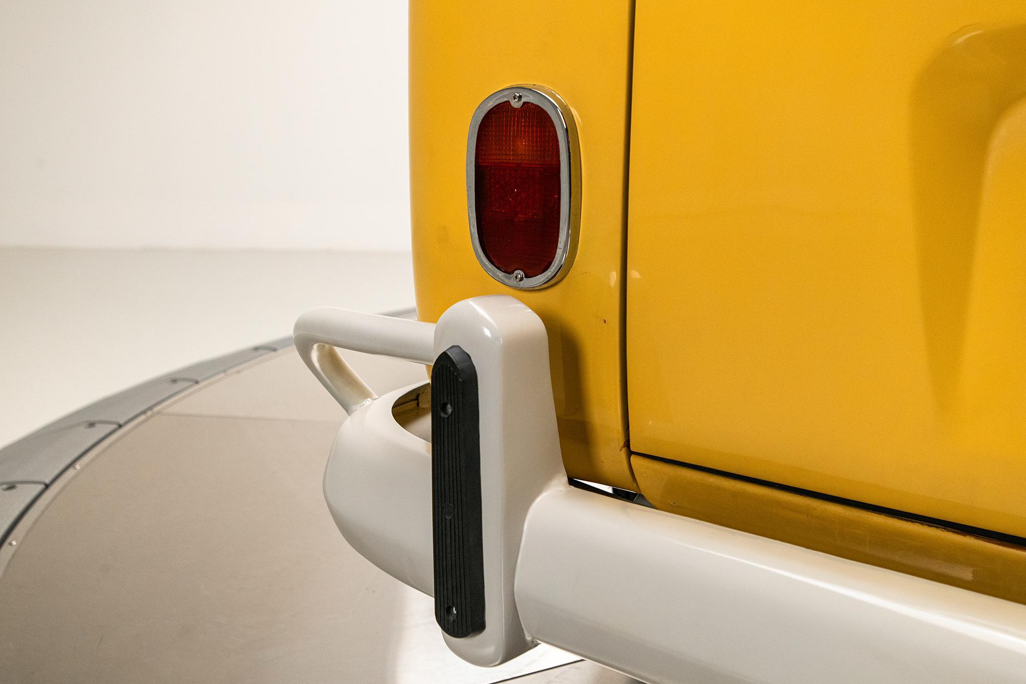 1975 Volkswagen Microbus — view 18