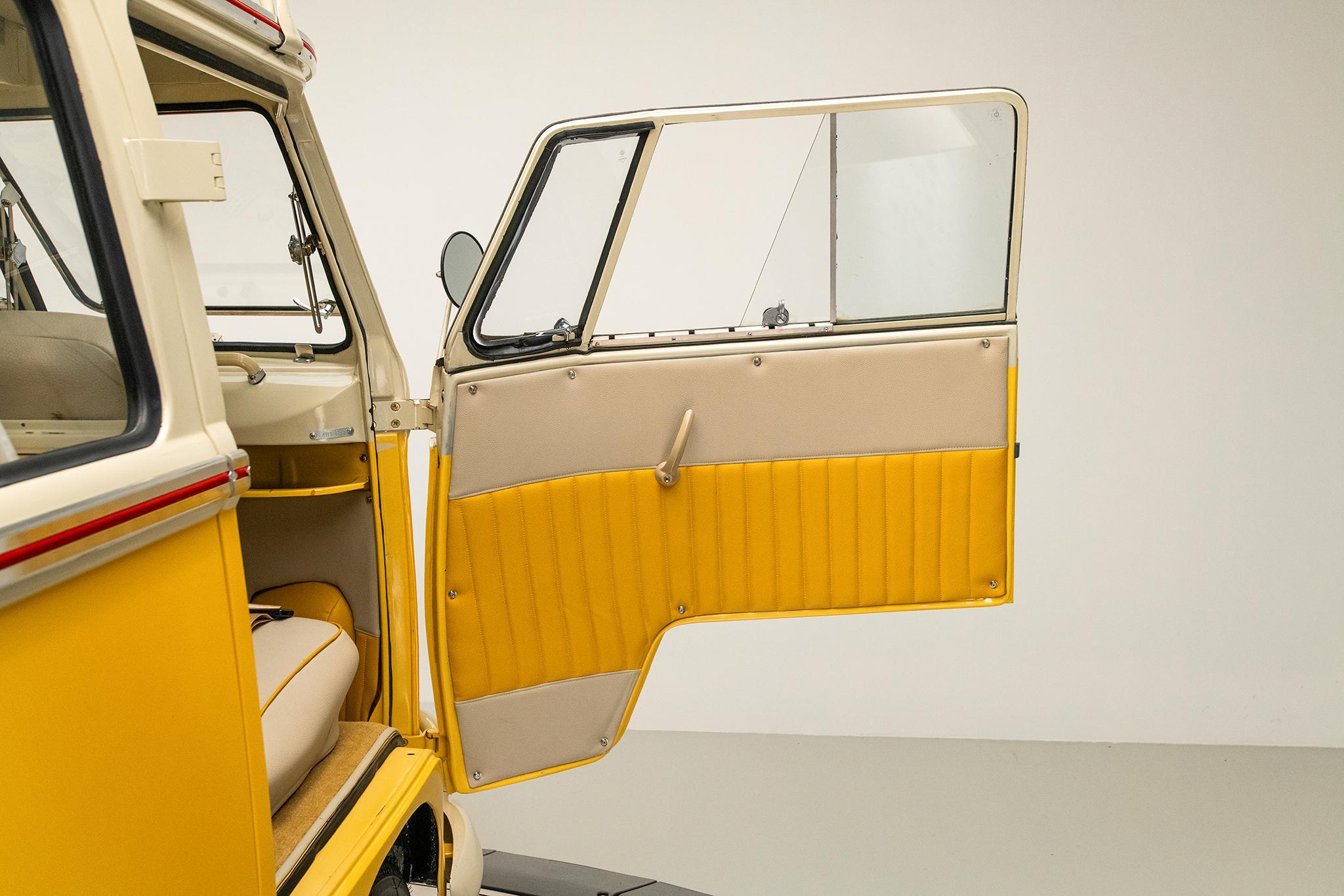 1975 Volkswagen Microbus — view 19