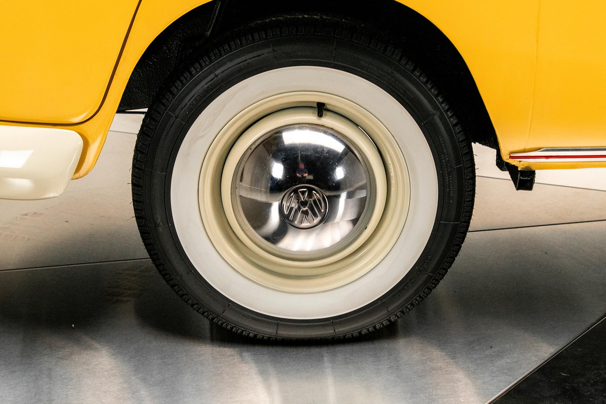 1975 Volkswagen Microbus — view 28