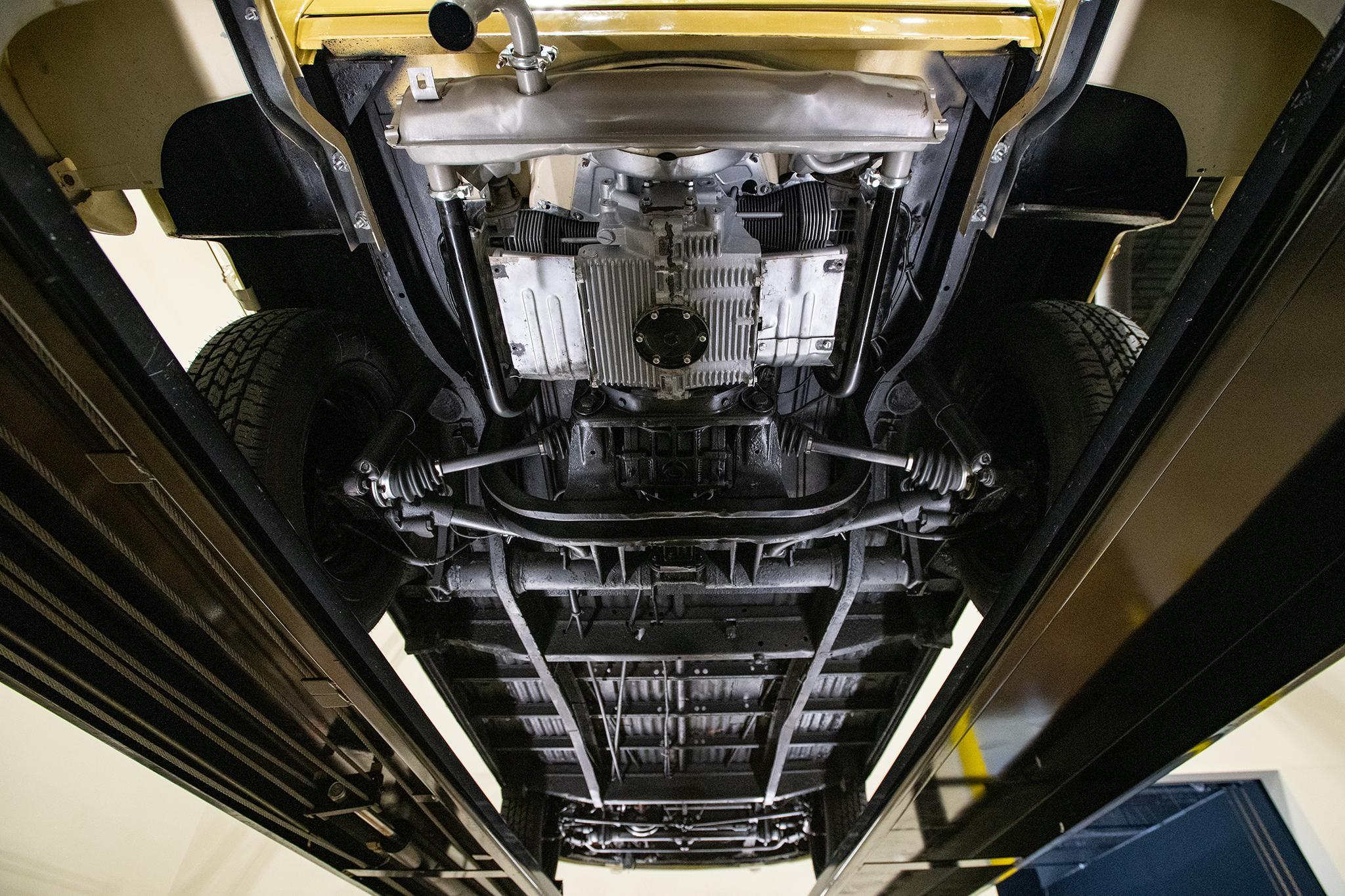 1975 Volkswagen Microbus — view 30