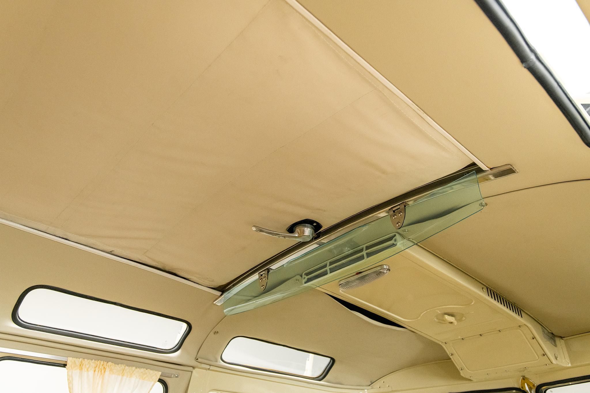 1975 Volkswagen Microbus — view 31
