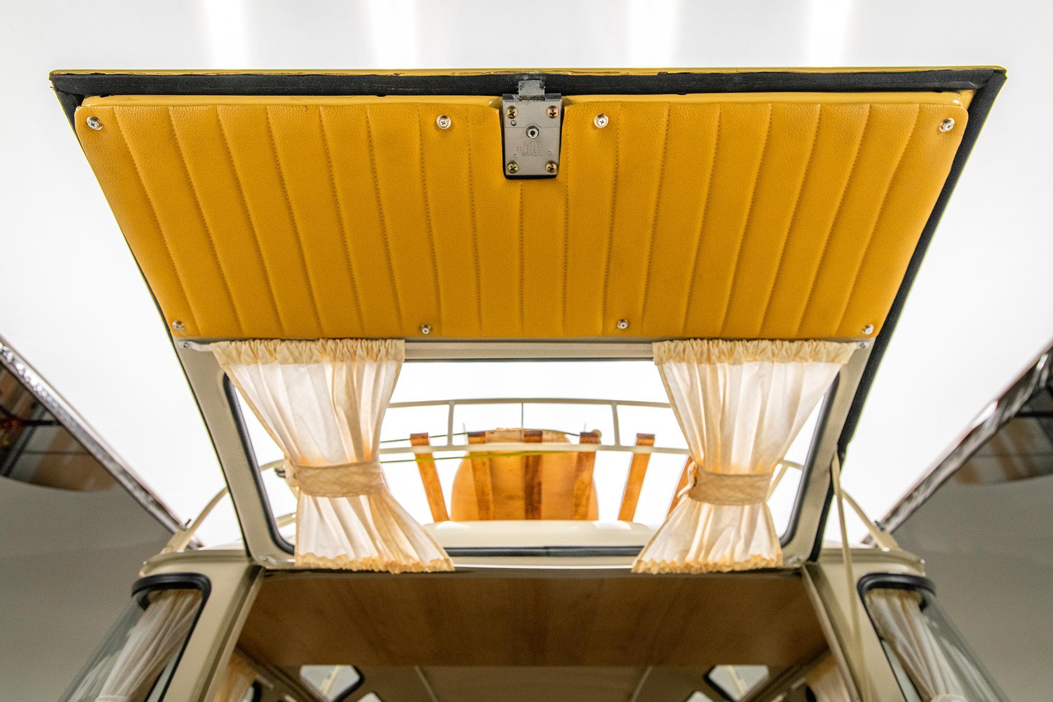 1975 Volkswagen Microbus — view 32