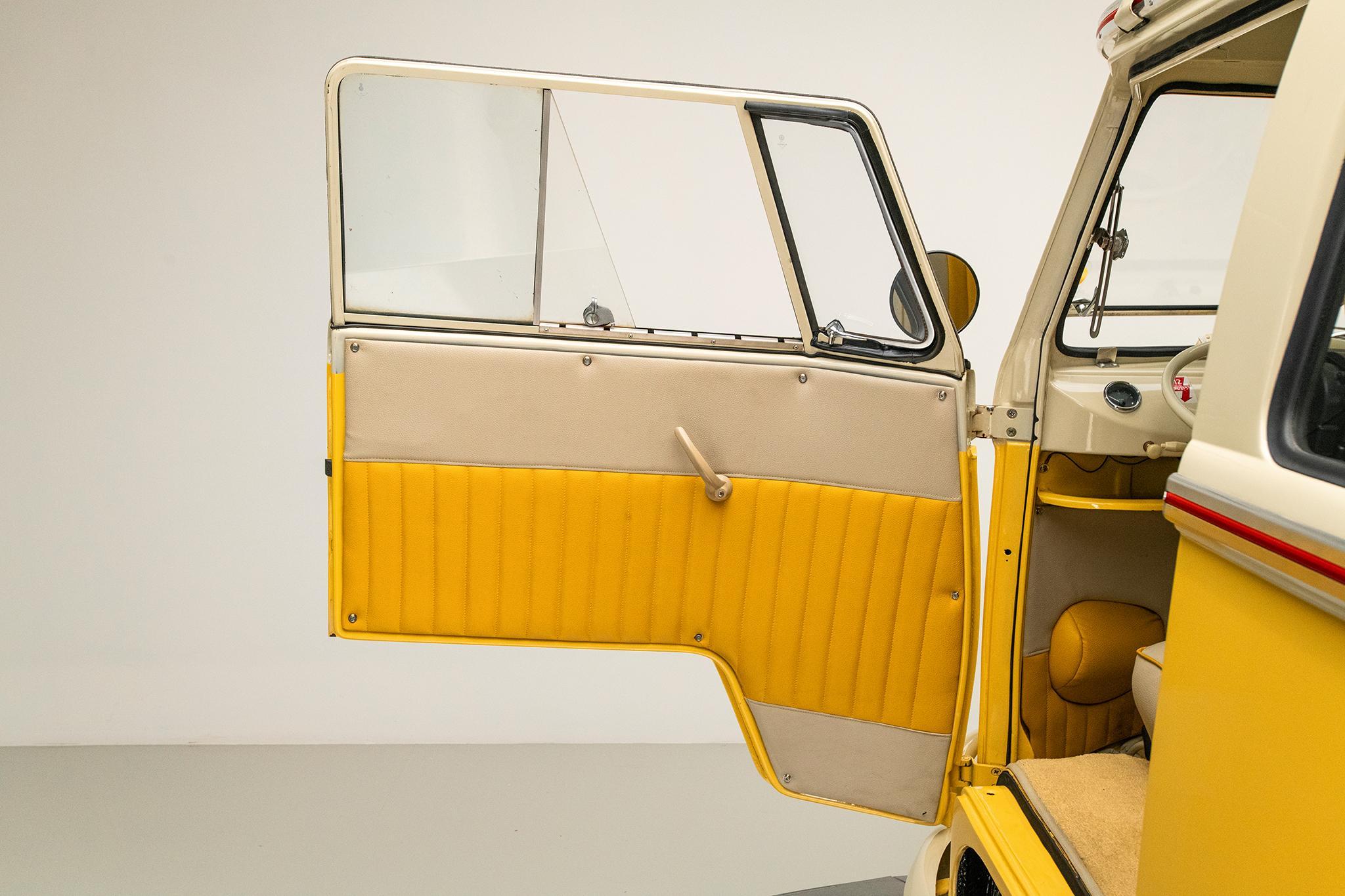1975 Volkswagen Microbus — view 33