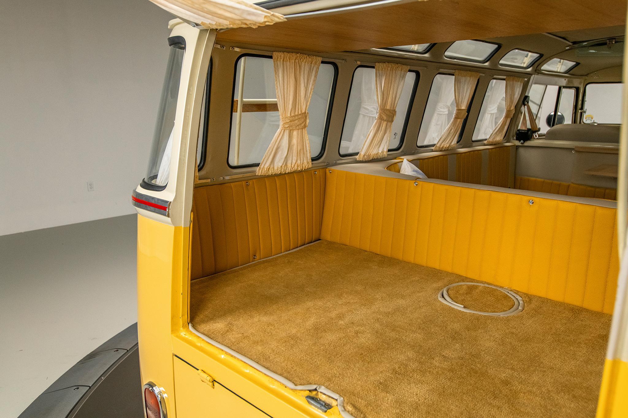 1975 Volkswagen Microbus — view 44