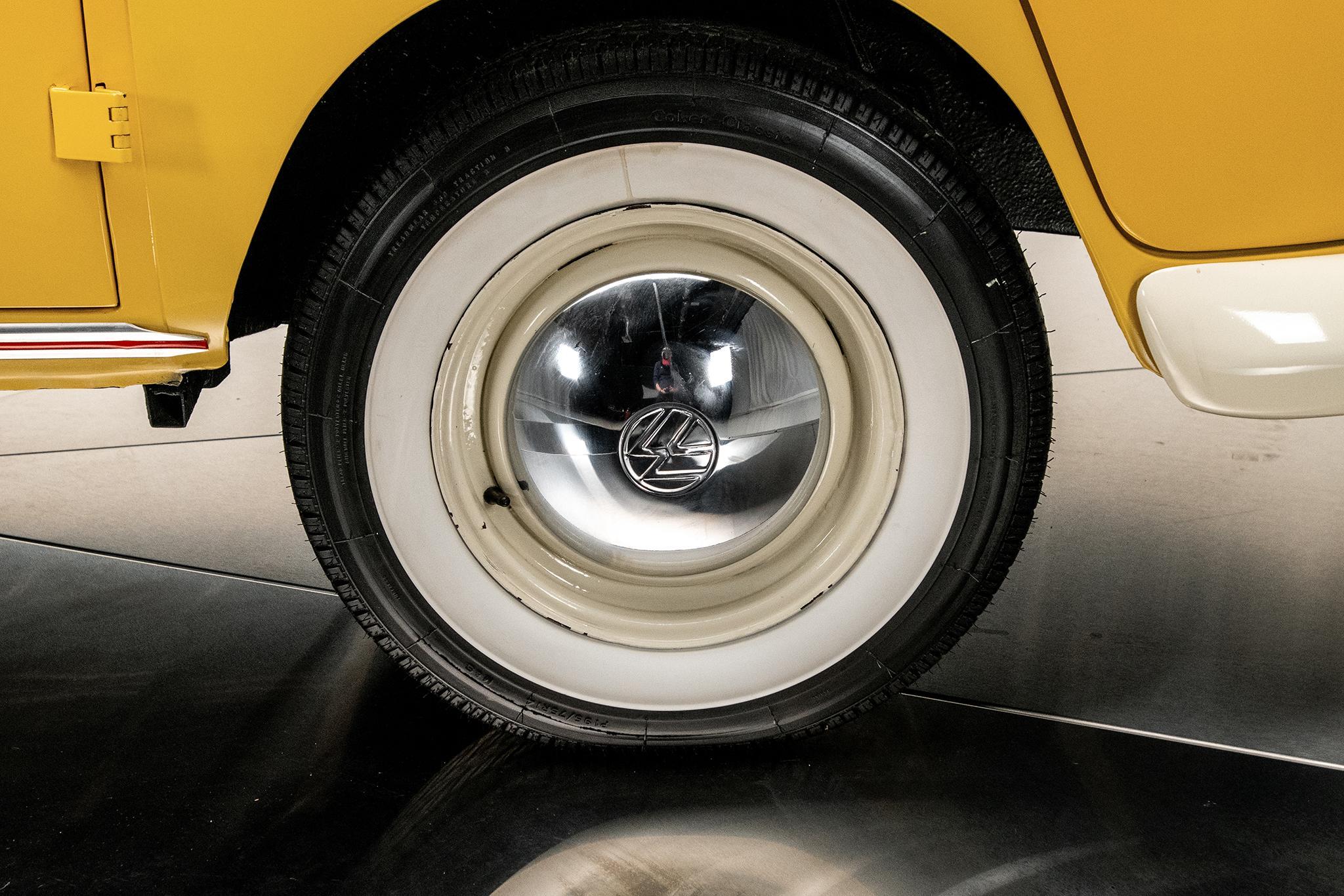 1975 Volkswagen Microbus — view 60